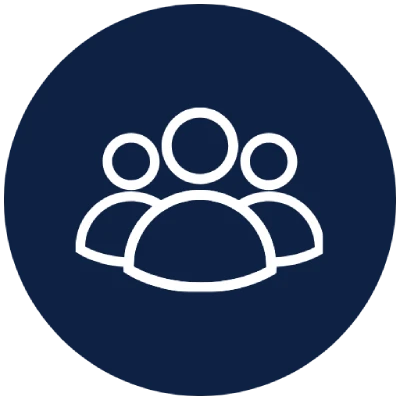 Weißes Symbol mit drei stilisierten Personen auf dunkelblauem Kreis – Darstellung von Team oder Gemeinschaft.