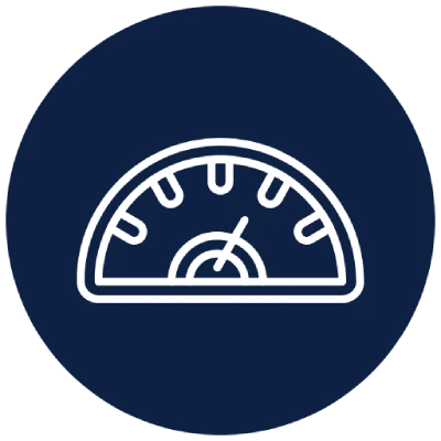 Weißes Tachometer- oder Geschwindigkeitsanzeige-Symbol auf dunkelblauem Kreis – Symbol für Leistung oder Effizienz.